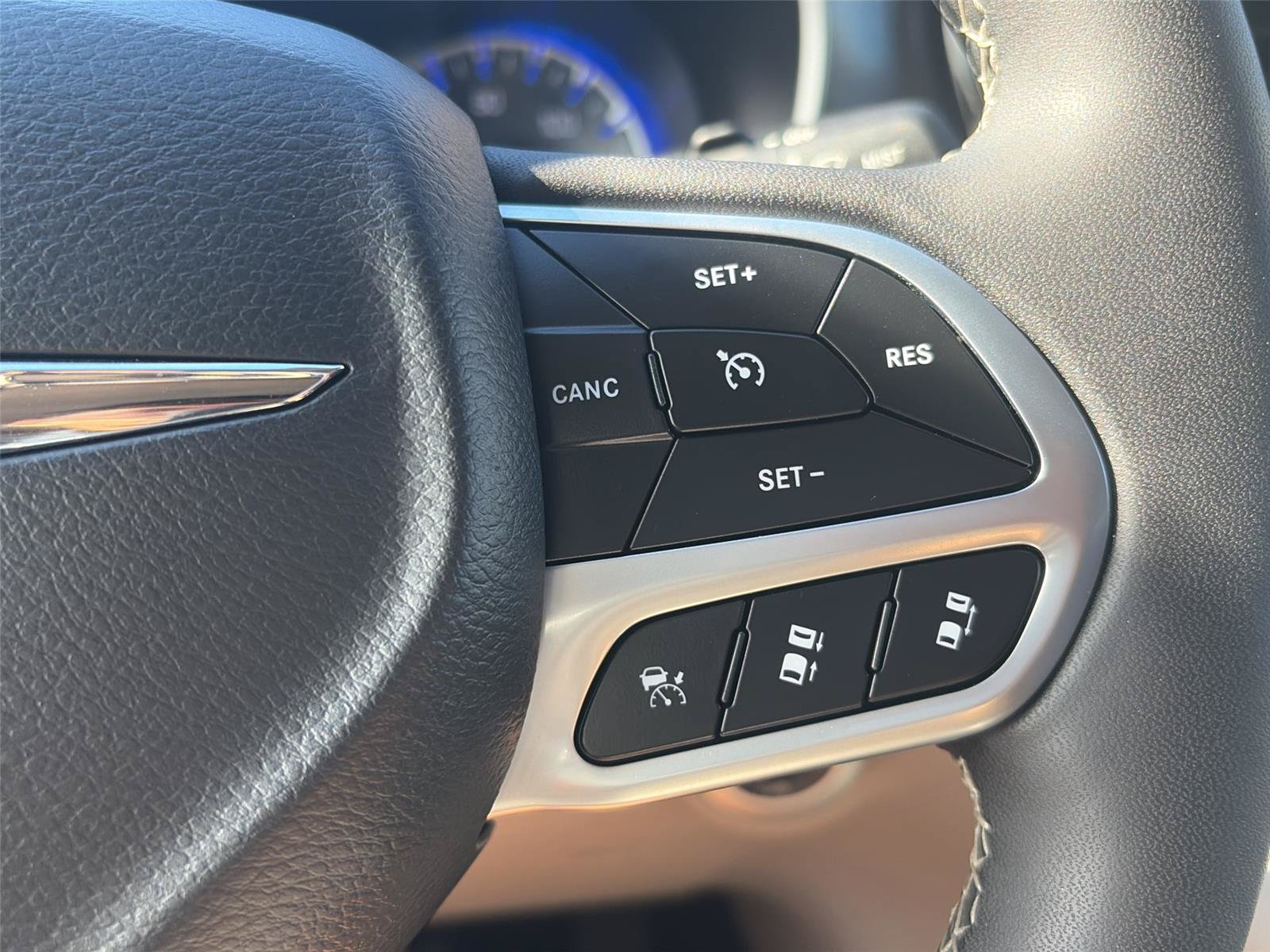 Used 2024 Chrysler Pacifica Touring-L FWD image 13