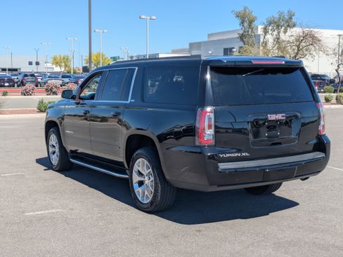 Used 2019 GMC Yukon XL SLT image 3