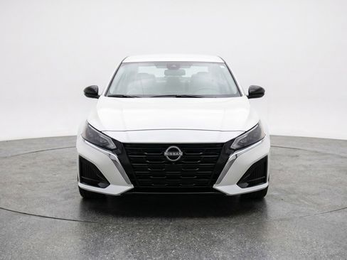 Used 2025 Nissan Altima 2.5 SV FWD image 2