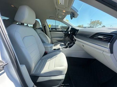 Used 2024 Volkswagen Jetta SE FWD image 29