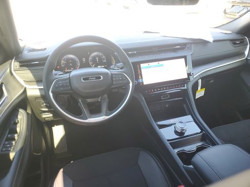 New 2026 Jeep Grand Cherokee Altitude image 7