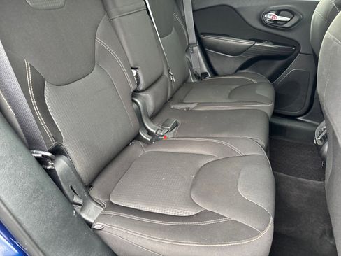 Used 2016 Jeep Cherokee Latitude w/ Comfort/Convenience Group AWD/4WD image 19