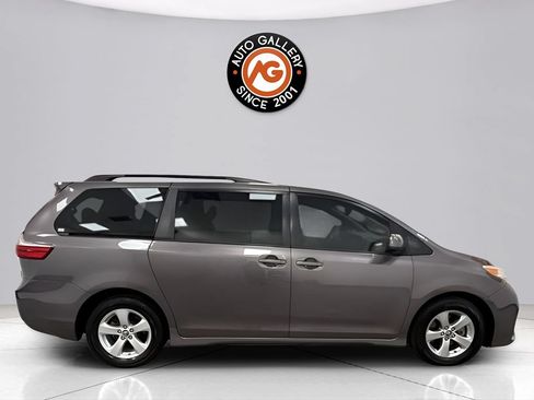 Used 2020 Toyota Sienna LE FWD image 2