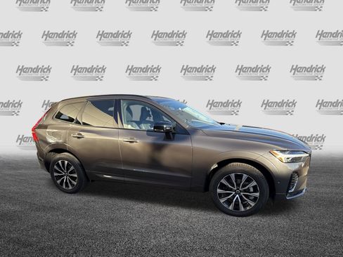 Used 2025 Volvo XC60 B5 Plus image 11