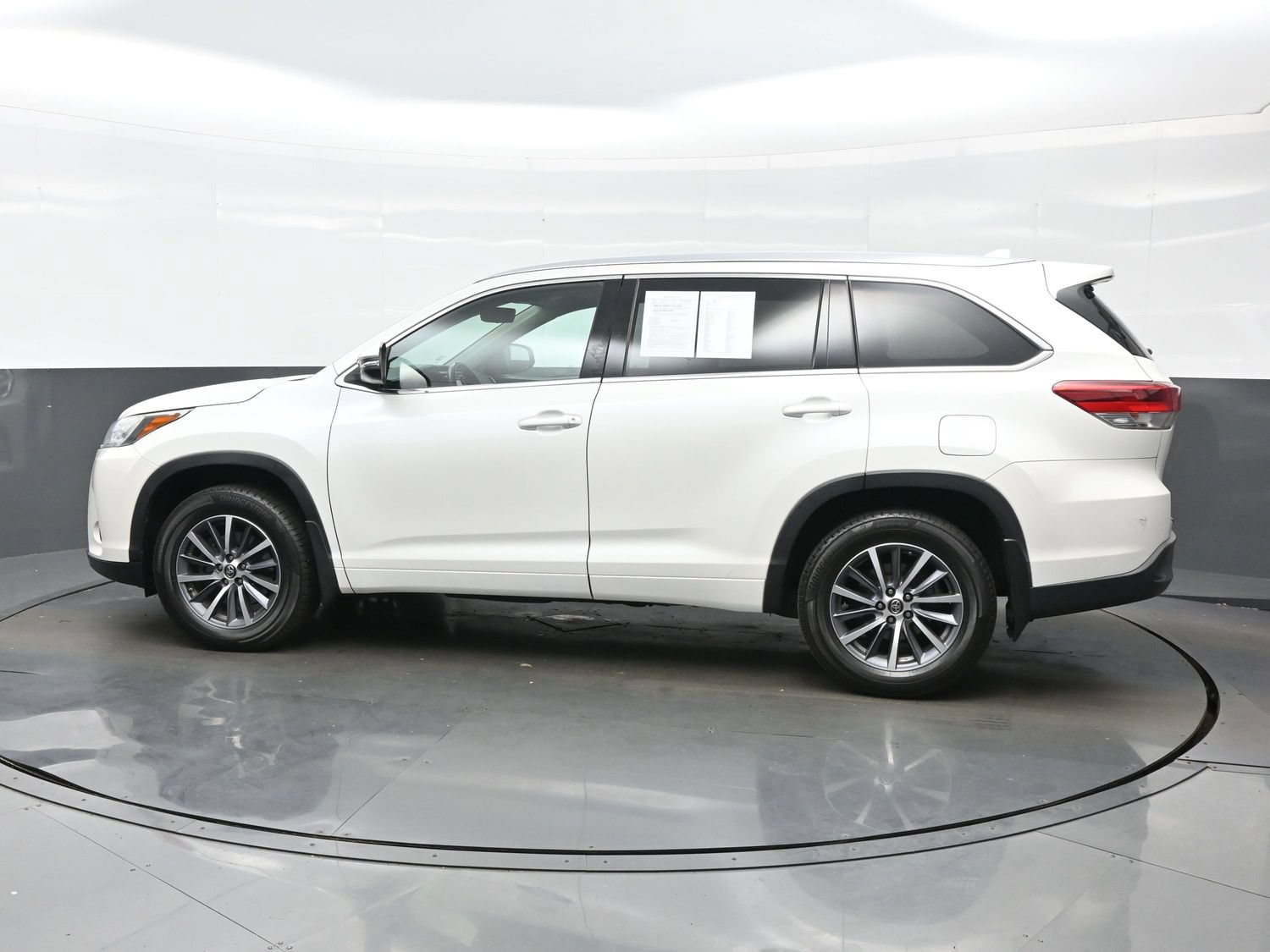 Used 2017 Toyota Highlander XLE AWD/4WD image 3