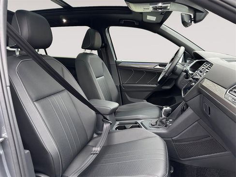 Used 2023 Volkswagen Tiguan SE R-Line image 15