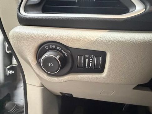 Certified 2024 Chrysler Pacifica Touring-L FWD image 19