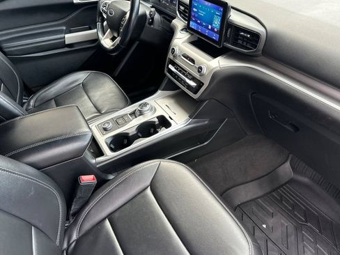 Used 2022 Ford Explorer XLT w/ Equipment Group 202A AWD/4WD image 17