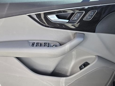 Used 2022 Audi Q7 Premium image 14