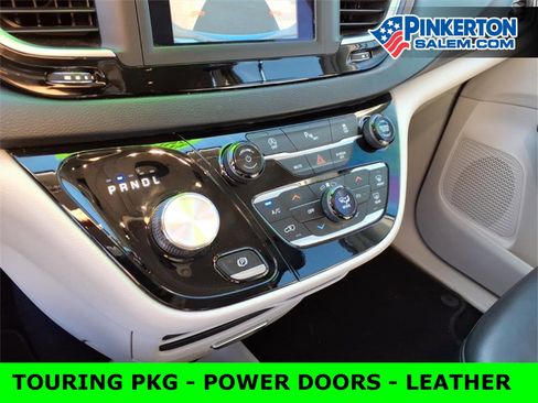 Used 2020 Chrysler Pacifica Touring-L image 25