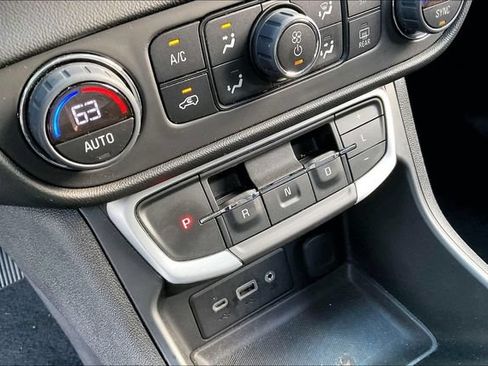 Used 2022 GMC Terrain SLE w/ Driver Convenience Package FWD image 11