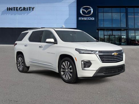 Used 2023 Chevrolet Traverse Premier FWD image 2