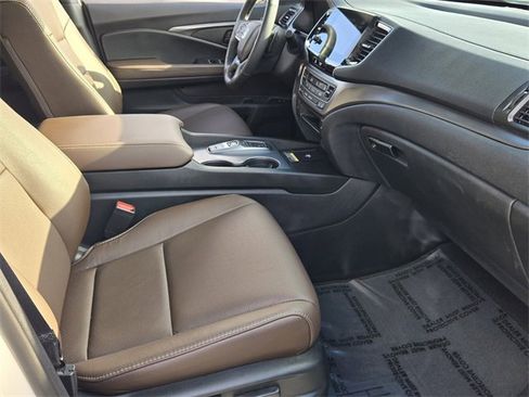 Used 2025 Honda Passport EX-L image 16