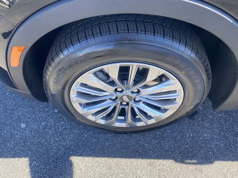 Used 2024 Cadillac XT4 Premium Luxury image 9