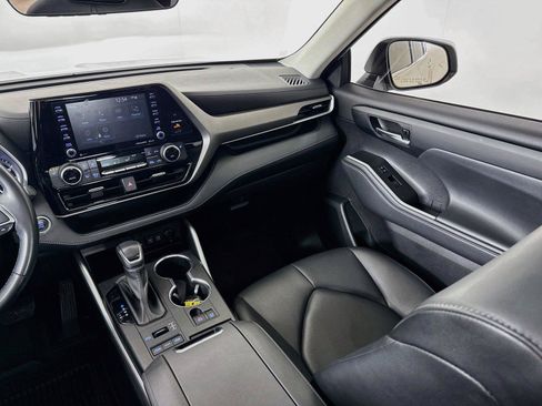 Used 2021 Toyota Highlander XLE AWD/4WD image 25