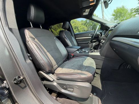 Used 2019 Ford Explorer XLT w/ Equipment Group 202A AWD/4WD image 15