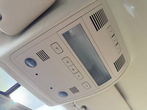 Used 2016 Volkswagen Touareg Sport image 17