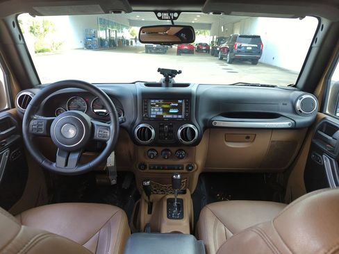 Used 2015 Jeep Wrangler Unlimited Sahara w/ Connectivity Group AWD/4WD image 19