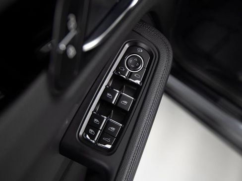 Certified 2025 Porsche Macan AWD/4WD image 21