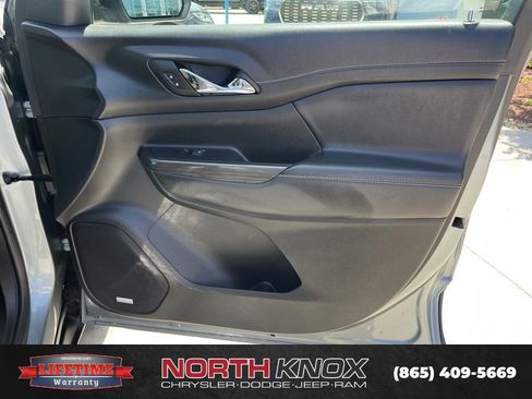 Used 2023 GMC Acadia SLT FWD image 26
