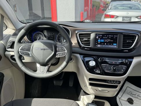 Used 2022 Chrysler Voyager LX FWD image 30