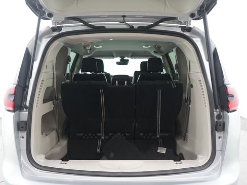 Used 2024 Chrysler Pacifica Touring-L image 19