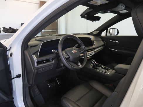 Used 2024 Cadillac XT4 Sport w/ Technology Package image 18