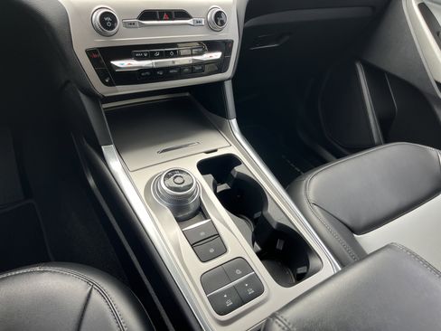 Used 2022 Ford Explorer XLT w/ Equipment Group 202A image 11