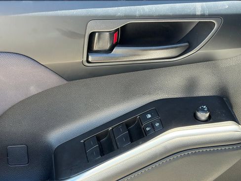 Used 2025 Toyota Highlander LE AWD/4WD image 6
