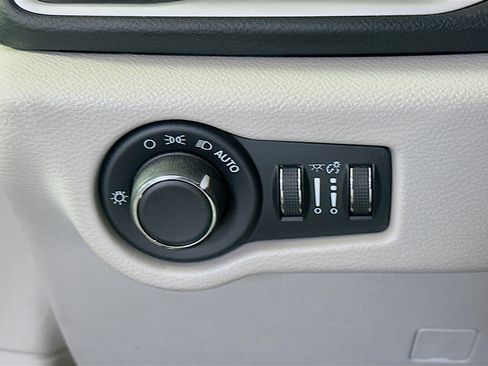 Used 2019 Chrysler Pacifica LX w/ Tire & Wheel Group FWD image 17
