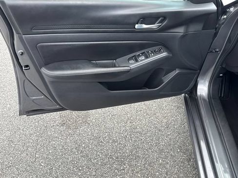 Used 2025 Nissan Altima 2.5 SV FWD image 10