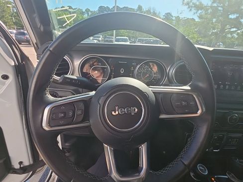 Used 2018 Jeep Wrangler Unlimited Sahara AWD/4WD image 12