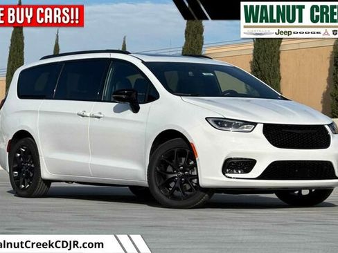 New 2026 Chrysler Pacifica Limited image 1