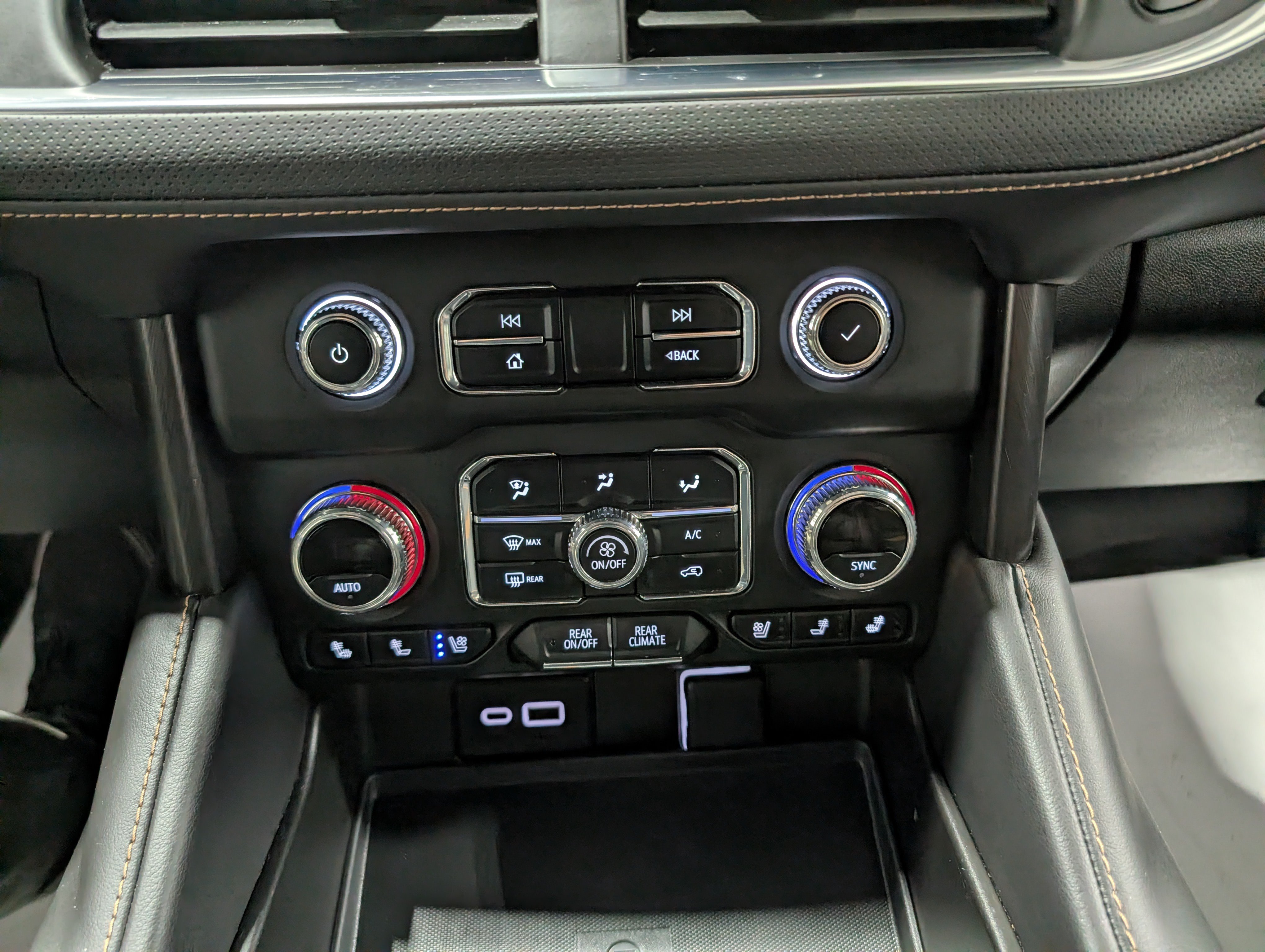 Used 2024 GMC Yukon AT4 w/ Technology Package AWD/4WD image 27