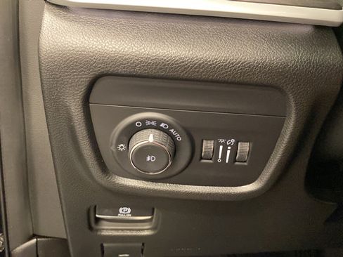 Used 2023 Jeep Grand Cherokee Limited AWD/4WD image 25