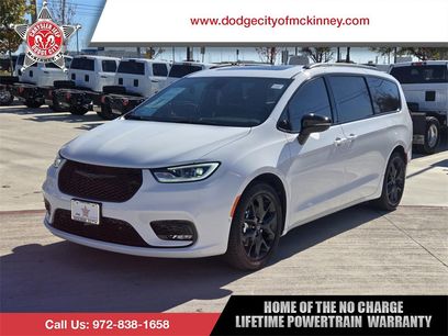 New 2026 Chrysler Pacifica Limited w/ Uconnect Theater Family Group