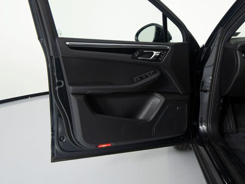 Certified 2026 Porsche Macan AWD/4WD image 18
