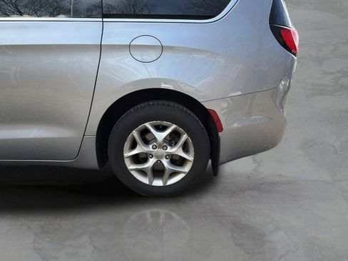 Used 2019 Chrysler Pacifica Touring Plus w/ Tire & Wheel Group image 17