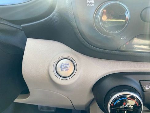 Used 2025 Hyundai Venue SEL FWD image 19
