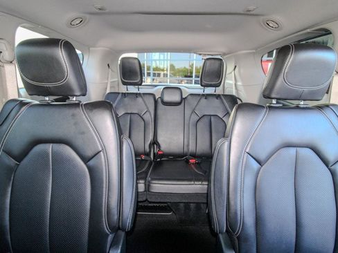 Used 2024 Chrysler Pacifica Touring-L FWD image 9
