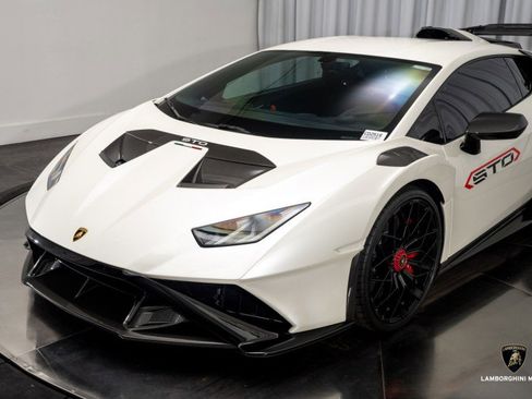Used 2023 Lamborghini Huracan STO image 15