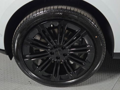 New 2026 Land Rover Range Rover Long Wheelbase SE AWD/4WD image 9