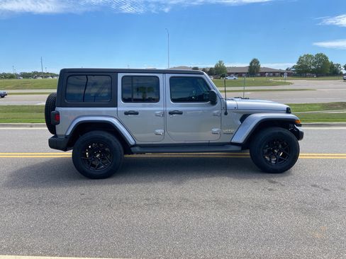 Used 2020 Jeep Wrangler Unlimited Sahara image 9