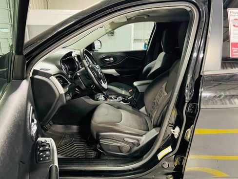 Used 2019 Jeep Cherokee Latitude AWD/4WD image 21
