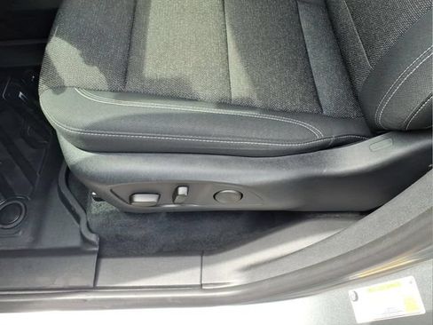 Used 2025 Chevrolet Traverse LT AWD/4WD image 18