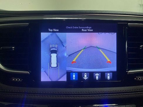 Used 2017 Chrysler Pacifica Limited image 21