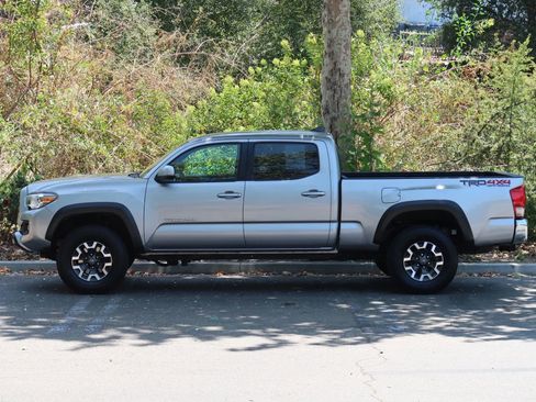 Used 2017 Toyota Tacoma TRD Off-Road w/ Tow Package AWD/4WD image 5