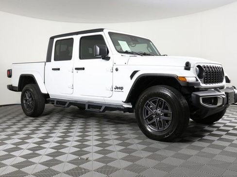 Used 2024 Jeep Gladiator Sport image 3