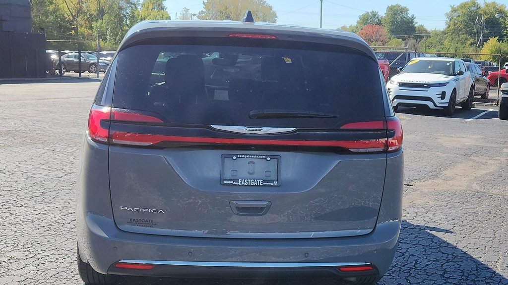 Used 2025 Chrysler Pacifica Select FWD image 7