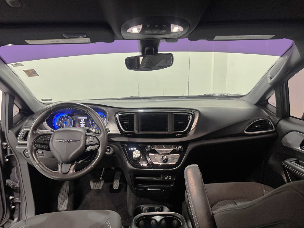 Used 2020 Chrysler Pacifica Touring w/ S Appearance Package FWD image 2